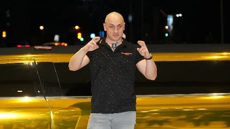 "Isfrustrirani su i neuspešni" Desingerica brutalno odgovorio na peticiju za zabranu nastupa, otkrio šta nikada ne bi uradio na bini