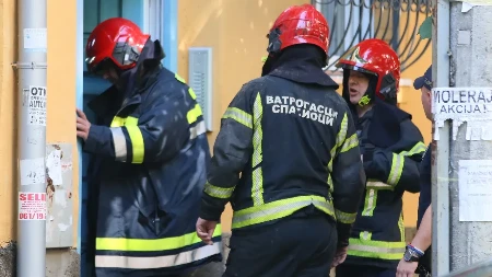 Bukti požar na Zvezdari: Sumnja se da je dvoje ljudi zarobljeno u stanu