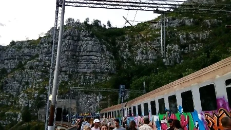Udar groma zaustavio voz Beograd–Bar usred kanjona Morače: Putnici čekaju ekipe iz Podgorice, stranci zanemeli od prizora
