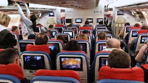 Neverovatna scena u avionu: Putnik odbio da sedi pored žene, pa ošamario stjuardesu