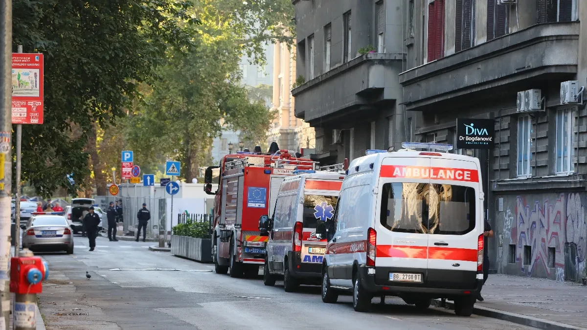 Žena izašla iz kola, zaboravila da povuče ručnu i nastade haos: Auto udario muškarca u Kuršumliji 