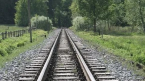Radnik obezbeđenja železnice ispao iz voza posle sukoba sa putnikom! Teško povređen