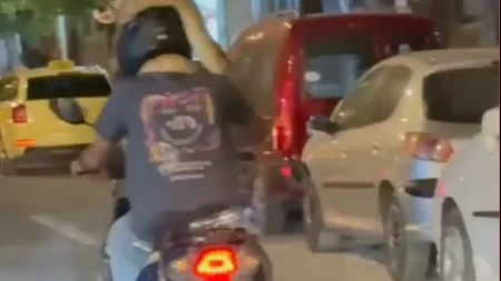 Ledi krv u žilama: Motociklista jurio kroz grad sa ogromnom zmijom oko vrata – prolaznici bežali u neverici