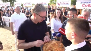 Veličanstven doček za predsednika! Vučić u Vladimirovcima dobio poklone od građana