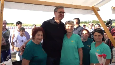 Vučić u Vladimirovcu! Nema gde igla da padne, predsednika dočekali i poklonima (FOTO)