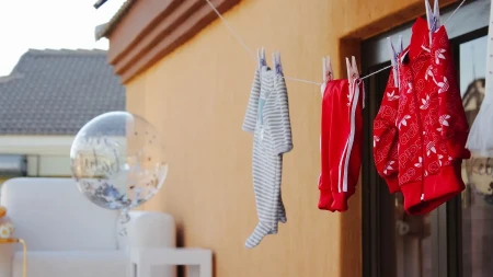 Koji materijal je najbolji za odeću za bebu? Vodič za roditelje pri izboru najzdravijih tkanina