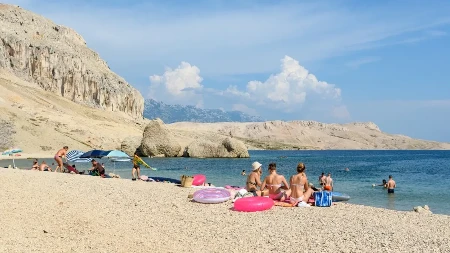Više nema rezervisanja mesta na plaži - redari odnose sve, kazne slede odmah