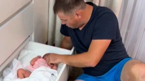 Tata ubacio bebu u fioku i zabezeknuo internet! Evo zašto je morao da bude tako domišljat