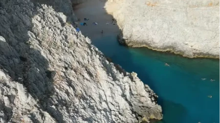 Sve je bilo mirno i tiho, a onda je prelepu plažu posetila slavna manekenka: Danas skriveni raj na grčkom ostrvu opsedaju turisti - mesta nema ni za lek