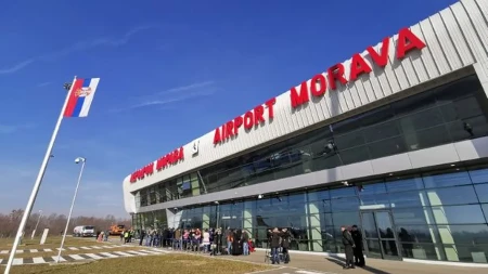 Drama na nebu iznad Šumadije: Avion iz Soluna zbog jakog nevremena nije mogao da sleti u Lađevce - hitno preusmeren u Beograd