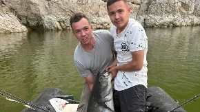 Borba je trajala skoro sat vremena! Otac i sin ulovili gorostasa od 45 kila na Sjeničkom jezeru (FOTO)