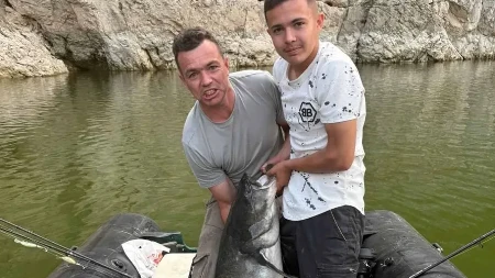 Vodeni džin jedva izvučen iz Sjeničkog jezera: Otac i sin ulovili soma kapitalca, dugačak dva metra i težak skoro 50 kilograma - to se zaista retko viđa 