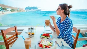 Na plaži piće samo bez leda: 5 saveta lekara da vam se letovanje ne pretvori u noćnu moru