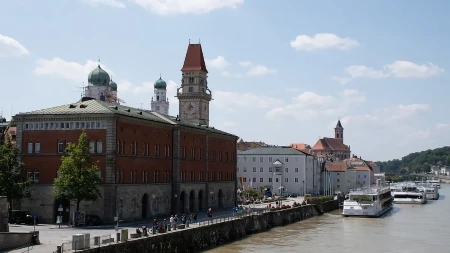 Fasada od razbijenih tanjira, čaša i stakla postala je svetska atrakcija (FOTO)