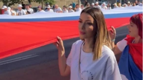 Ministarka pod najvećom srpskom zastavom: Nosi trobojku sa hiljade građana: "Uz predsednika, uz zastavu"