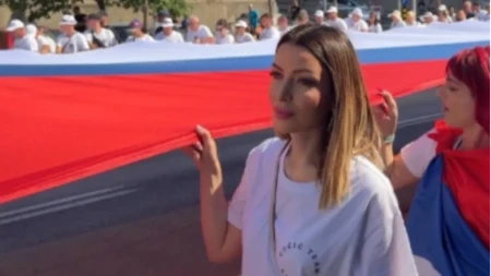 Ministarka pod najvećom srpskom zastavom: Nosi trobojku sa hiljade građana: "Uz predsednika, uz zastavu"