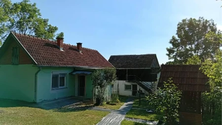Prelepo imanje sa pomoćnim objektima samo 25.000 evra! Ima i 17 ari placa, nalazi se nadomak banje