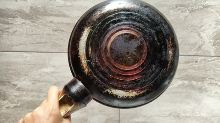 Ne bacajte stari tiganj: Ovaj trik uklanja čak i višegodišnje naslage masnoće - potreban vam je samo papirni ubrus