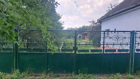 Kuća sa 30 ari placa prodaje se za samo 13.500 evra! Ima struju, vodu, gas i kupatilo