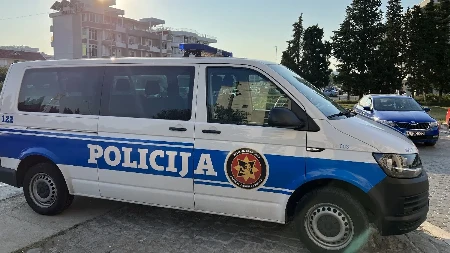 Haos u Rožajama: Dečaci ukrali automobil, pa se zakucali u drvo!