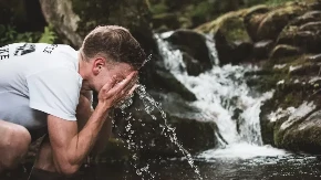 Francuzi nikad ne rade ovo kad temperatura pređe 30 stepeni: Kad upekne zvezda, oni ovako rashlade stan bez da pale klimu 