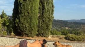 Ćerka Verice Rakočević kao od majke rođena! Skinula se pored bazena, a zadnjicu prekrila samo peškirom (FOTO)