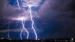 Beograd u narednih sat-dva na udaru jakog nevremena! RHMZ niže upozorenja: Spremite se za kišu i pljuskove