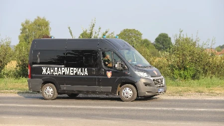 Službeno vozilo Žandarmerije sletelo sa puta kod Knića! Povređena trojica pripadnika