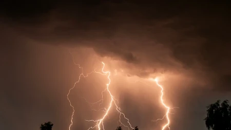 Užas! Grom u komšiluku udario ženu: Evo šta je nosila u rukama