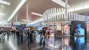 Drama na aerodromu! Vikao "Alahu akbar" i bacio ranac na pod, zbrinuto više osoba!