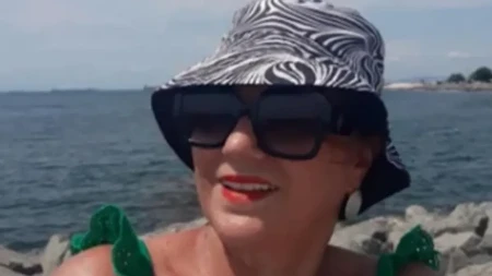 Majka Meline Džinović kod ćerke u Monaku! Skinula se u kupaći, a na glavi naočare i kapa (FOTO)