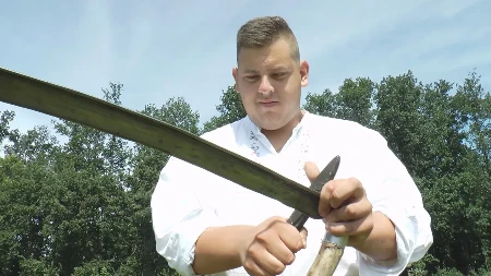 Ovaj mladi Čačanin je kralj košenja: Vuk iz Preljine peti put pobedio na čuvenoj Kosidbi na Rajcu i kaže - ova stara veština bolja je od svake teretane