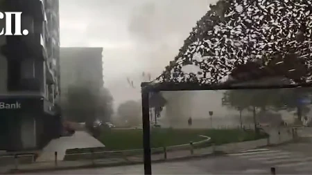 Apokalipsa u Skoplju! Orkanski vetar nosio krovove, grad u potpunom haosu (VIDEO)