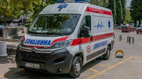 Radnica teško povređena: Pala sa trećeg na drugi sprat magacina