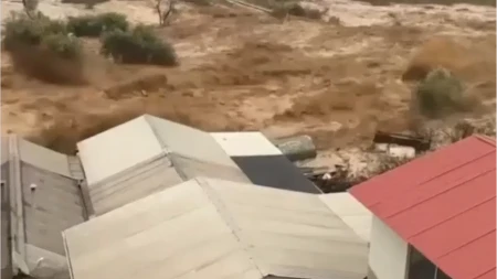Jezivi snimci nevremena, bujica nosi sve pred sobom! Razorene kuće, više od 100.000 ljudi odsečeno "od sveta", ima mrtvih (FOTO/VIDEO)