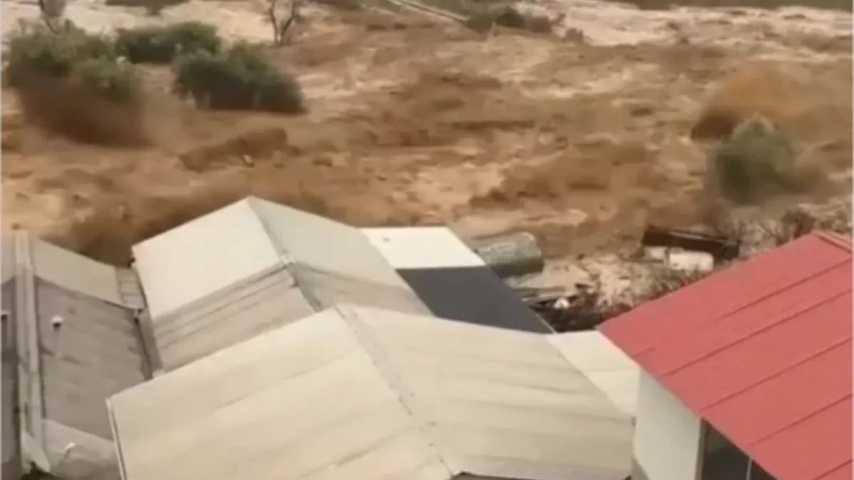 Jezivi snimci nevremena, bujica nosi sve pred sobom! Razorene kuće, više od 100.000 ljudi odsečeno "od sveta", ima mrtvih (FOTO/VIDEO)