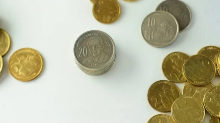 Ako padne na dno čaše - drama! Uradite trik sa novčićem pre odlaska na put, niste ni svesni od kakvog vas problema može spasiti