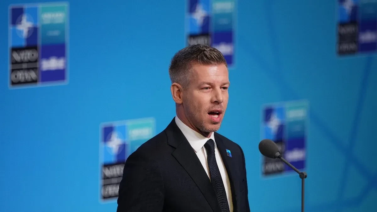 Muškarac prišao i pljunuo Petera Mađara! Počeo ustanak protiv instalirane vlade!