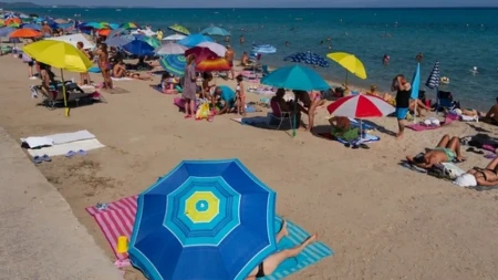 Džabe silikoni na ovoj Grčkoj plaži! Influenserka objavila snimak koji je skandalizovao Balkan