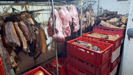Na gazdinstvu pronađeno više od sedam tona mesa! Uhapšen muškarac zbog sumnje da je prekršio mere zbog afričke kuge svinja