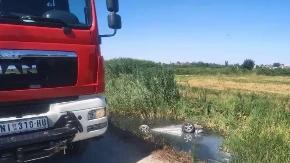 Horor na Klisi! "Golf" sleteo u kanal i završio na krovu: Iz potopljenog auta izvučena tri tela