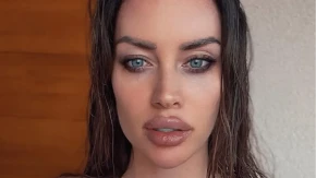 Može li vrelije od ovoga?! Skinula se žena Ognjena Amidžića: Pozira u kupaćem sa mokrom kosom (FOTO)