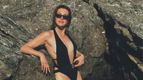 Razrez do pupka, a viri i tetovaža! Mlađu ćerku Suzane Mančić u ovom izdanju niste videli: Sela u vodu, pa ovako pozirala