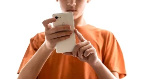 U ovoj evropskoj zemlji se tinejdžerima mlađim od 15 godina zabranjuju društvene mreže: Zabranjuju se i telefoni u školama, ali i još nešto