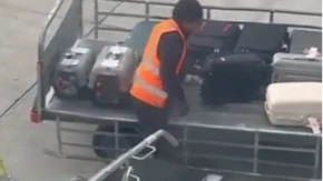Dirljiv prizor raznežio ljude na mrežama: Pogledajte kako je radnik na aerodromu nežan prema životinjama koje iskrcava iz aviona