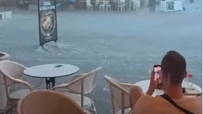Lete ležaljke, stolovi i stolice! Jaka oluja pogodila popularno letovalište