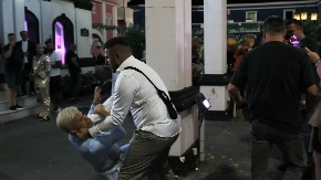 Asmin uhvatio Uroša za vrat i bacio ga na pod, žestoko nasrnuo na njega! Jeziv incident na žurci Elite! 