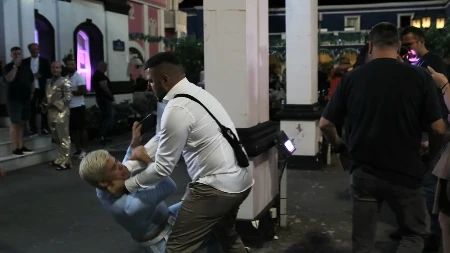Asmin uhvatio Uroša za vrat i bacio ga na pod, žestoko nasrnuo na njega! Jeziv incident na žurci Elite! 