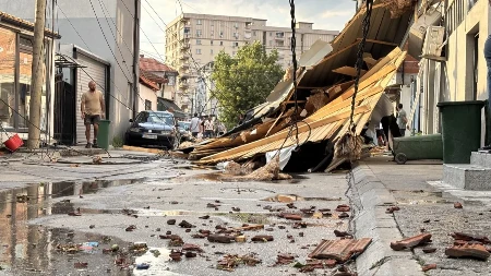 Vetar čupao drveće, nosio krovove i rušio semafore: Stravično nevreme u komšiluku, 15 ljudi povređeno