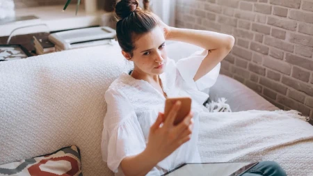 Fenomen „Mom shaming“ i društvene mreže: Zašto se mame osećaju kao da nikada nisu dovoljno dobre?